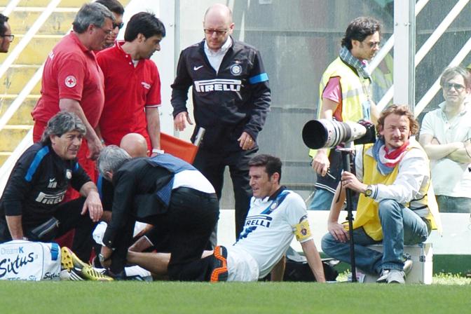 Il brutto infortunio, il pi grave della sua carriera, subito a Palermo nel 2013: Zanetti soffre la rottura del tendine d'achille. Ansa